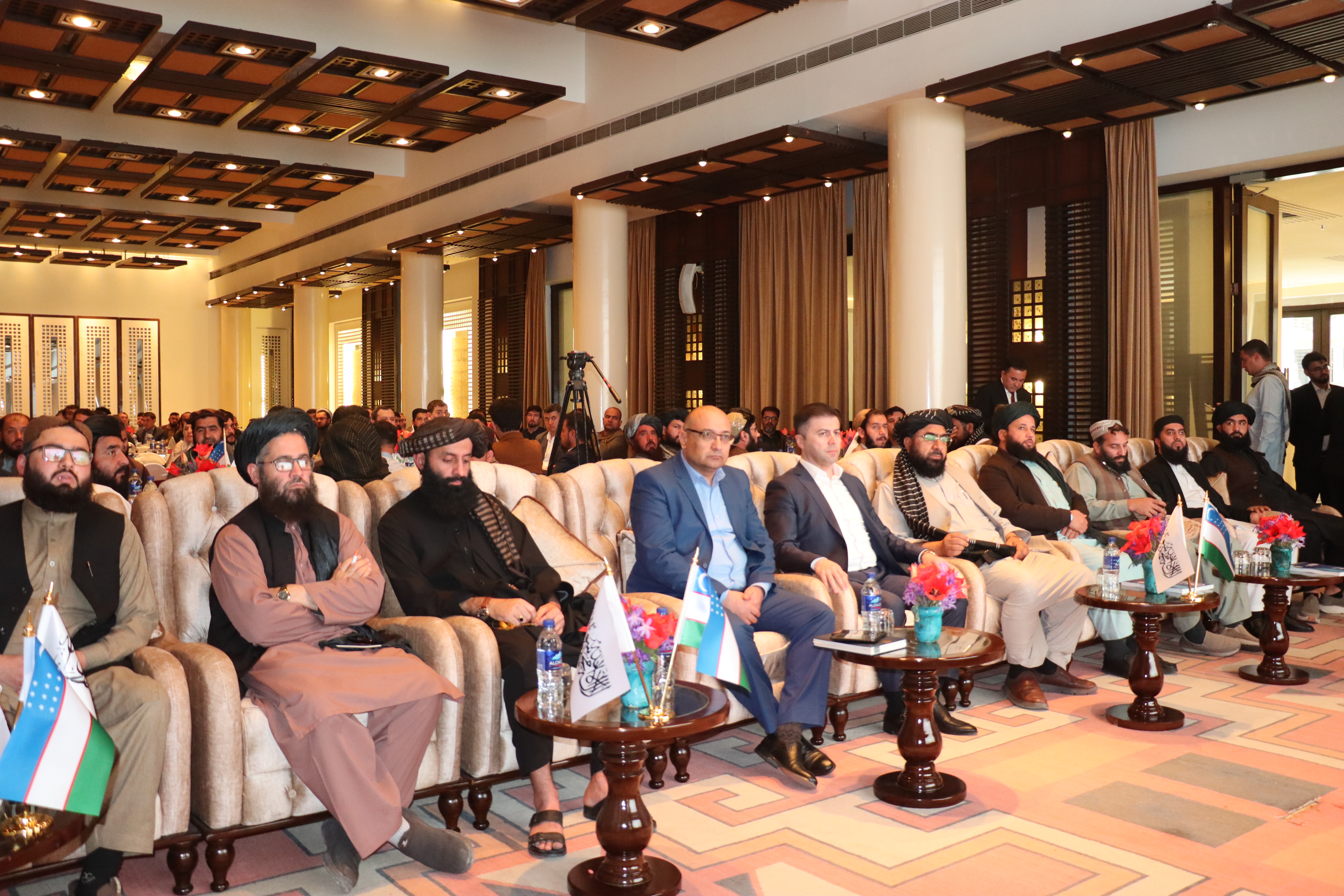 د «افغانستان اسلامي امارت او د ازبکستان جمهوريت ترمنځ د اقتصادي او سوداګریزو همکاریو د پیاوړتیا» غونډه د لوړو پوړو چارواکو، د روغتیا سکتور مسؤلینو او د دواړو هېوادونو د سوداګرو په حضور کې د کابل ښار د کابل ګرند هوټل په تالار کې ترسره شوه.